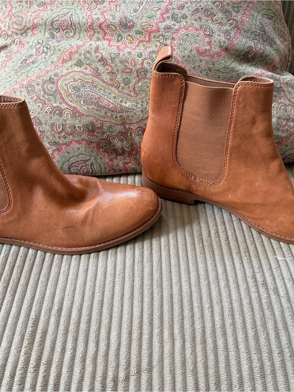 FRYE Ladies Hank Chelsea Boot Tan Brown Leather - 7 - Picture 7 of 9